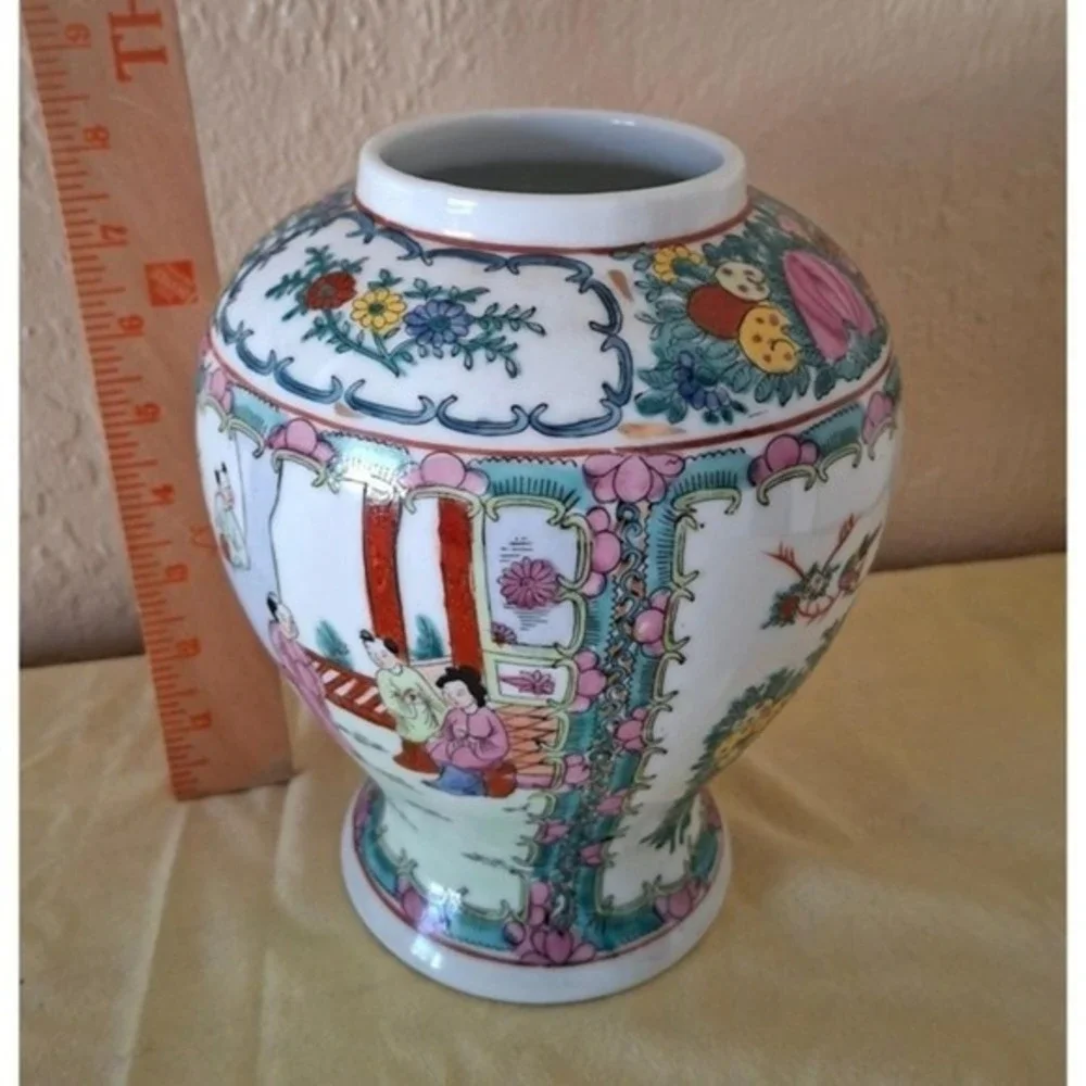 Vintage Chinese Family Rose Medallion Hand-Painted Asian‎ Porcelain Vase